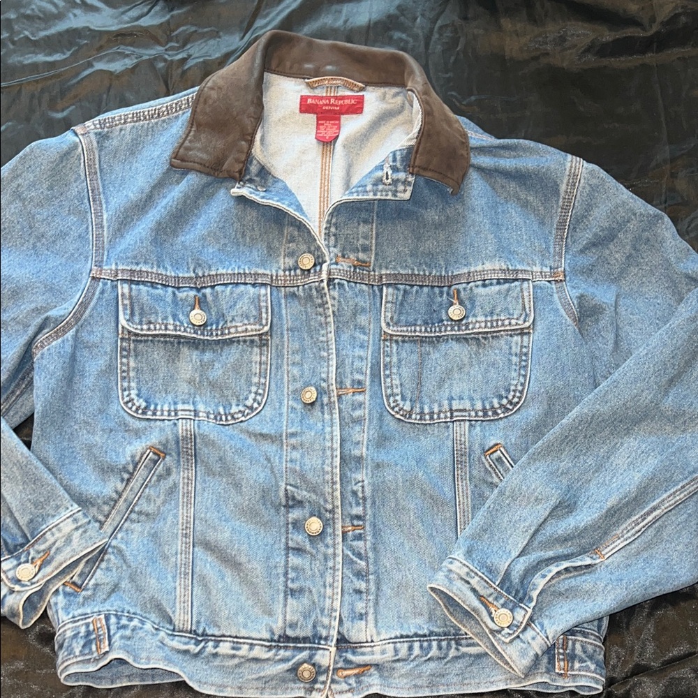 Banana Republic Classic Blue Denim Jacket with Dark Brown Collar vintage